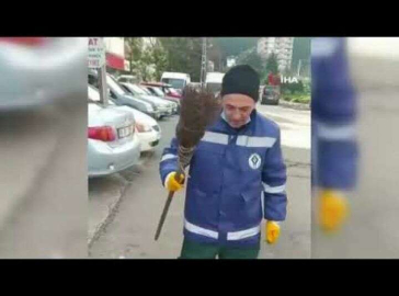 Güldüren kovalamaca! Temizlik görevlisinin süpürgesini böyle çaldı