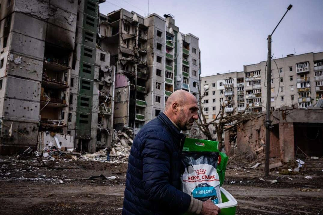 Çernihiv'den geriye kalan: Yıkılan evler, yanan arabalar...