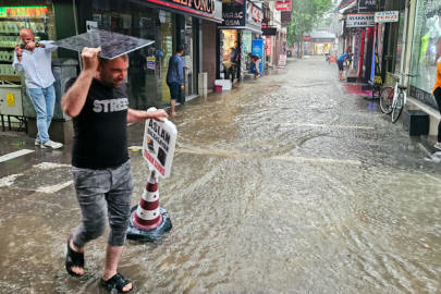 Yol çöktü, araçlar sürüklendi