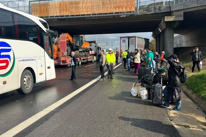 Kazaya karıştılar yolda kaldılar