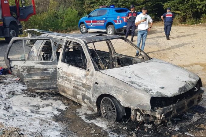 Araç alevlere teslim oldu... Kullanılamaz hale geldi!