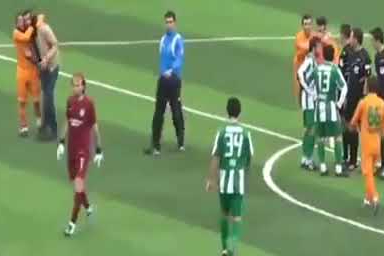 Sözkesen futbolcusuna saldırıp, hocalığa küsmüştü!