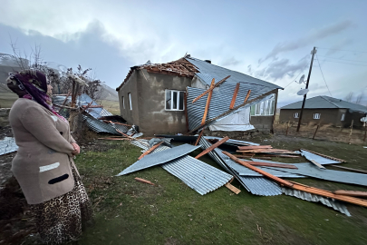 Fırtınadan dolayı evin çatısı uçtu, aile deprem oluyor sandı