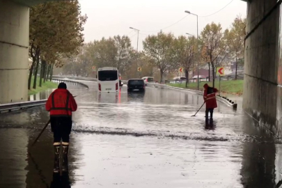 Alt geçidi su bastı, araçlar mahsur kaldı