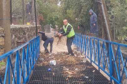 Gelişigüzel atılan çöpler mazgalları tıkadı