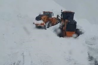 Kara yoluna çığ düştü!