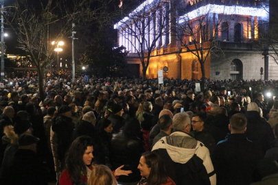 Sırbistan'da halk sokakta!