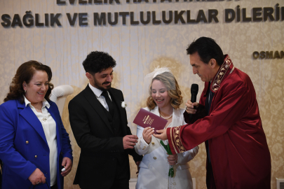 Sevgililer Günü’nde Başkan Dündar nikah kıydı