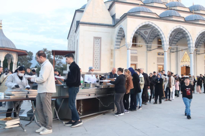 Genç-yaşlı onlarca vatandaş iftar çadırında oruçlarını açtı