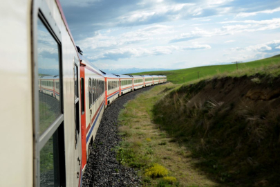 Tren seyahat etiketi ve ipuçları: Konforlu ve keyifli yolculuk için pratik bilgiler