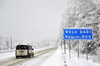 Bolu Dağı geçişinde kar yağışı trafiği etkiledi: Sürücülere dikkat çağrısı