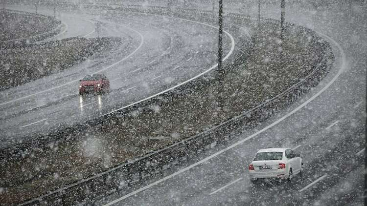 Bolu Dağı geçişinde kar yağışı trafiği etkiledi: Sürücülere dikkat çağrısı -Bursa Hayat Gazetesi-2