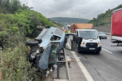 Bariyerlere çarpıp 50 metre sürüklendi: 4 yaralı