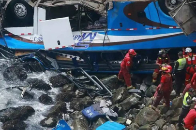 Peru'da yolcu otobüsü nehre düştü! Çok sayıda ölü ve yaralı var