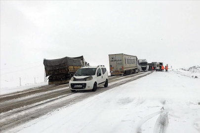 Ardahan-Posof kara yolunda ulaşıma kar engeli