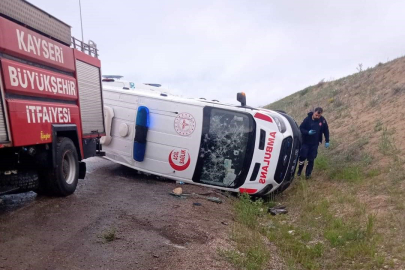 Kayseri'de ambulans kazası! İhbara giderken yoldan çıkıp yan yattı