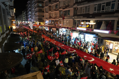 Samsun'da 1919 metrelik bayrakla "Fener Alayı" yürüyüşü