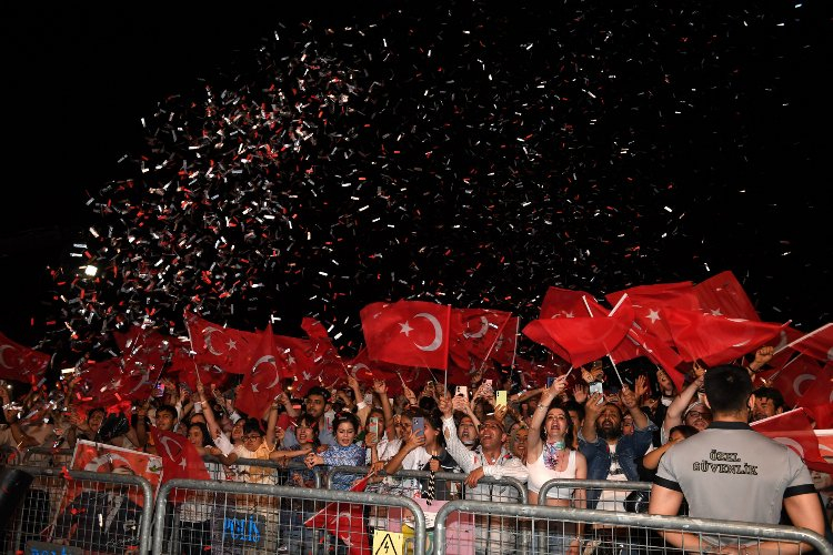 Haluk Levent 19 Mayıs coşkusunu Bursa'da zirveye taşıdı - Bursa Hayat Gazetesi-2