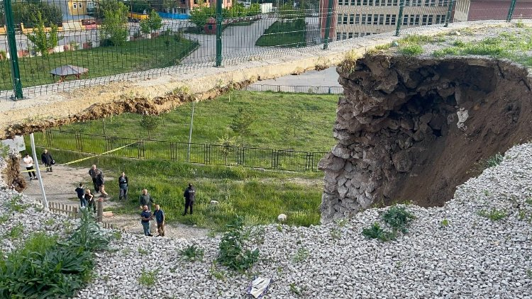 Çocuk oyun parkının istinat duvarı çöktü - Bursa Hayat Gazetesi-2