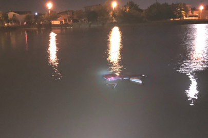 Suya gömülen araçtan yüzerek kurtuldu