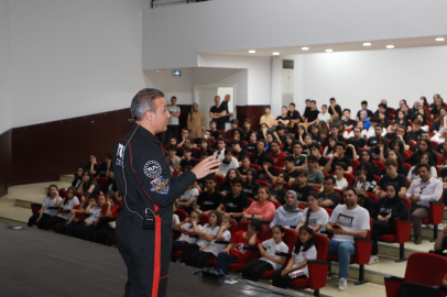 Alper Gezeravcı, Bursa'da öğrencilerle buluştu