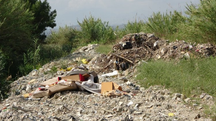 Sulama kanalı ve çevresi çöp yığınlarıyla doldu - Bursa Hayat Gazetesi-2