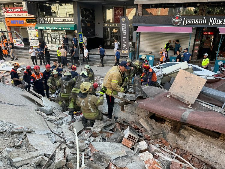 Çöken 3 katlı bina enkazından bir cansız beden çıkarıldı - Bursa Hayat Gazetesi-8