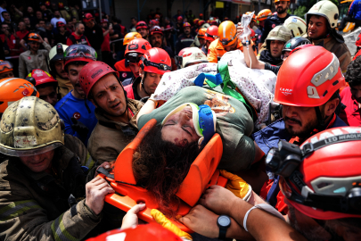 İstanbul'da çöken binada yaralıları kurtarma çalışmaları sürüyor