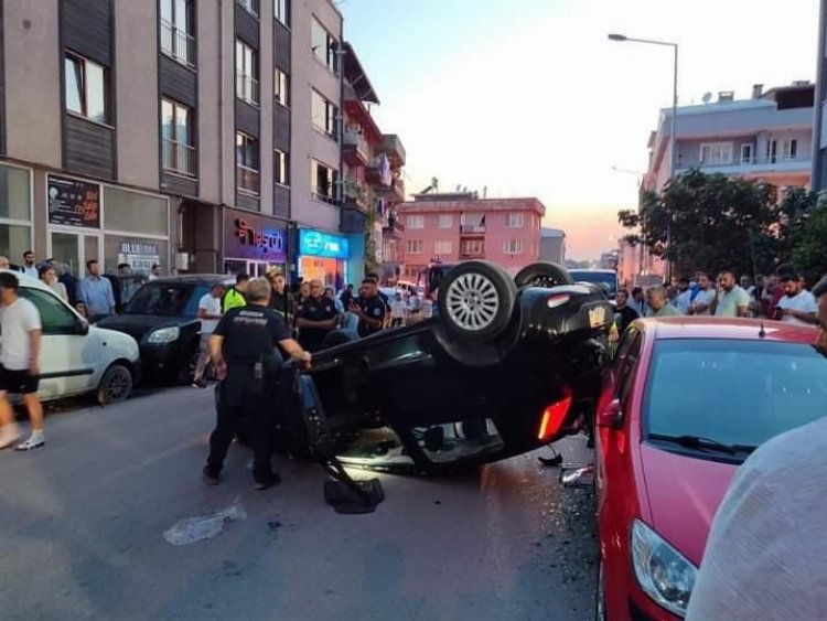 Bursa'da park halindeki araca çarpıp takla attı - Bursa Hayat Gazetesi-2