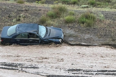 Ankara'da sağanak! Polatlı'da bir otomobil selde tarlaya sürüklendi