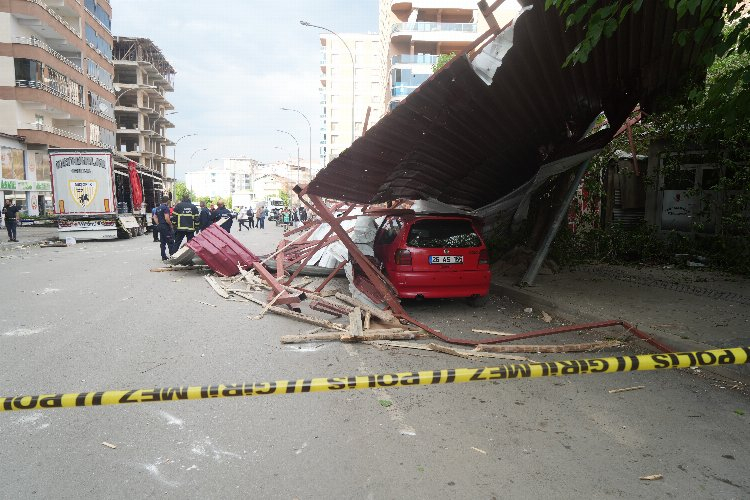 Fırtına çatıyı yerinden söktü! Binalardan uçan parçalar araçlara zarar verdi - Bursa Hayat Gazetesi-2