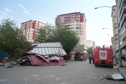 Fırtına çatıyı yerinden söktü! Binalardan uçan parçalar araçlara zarar verdi