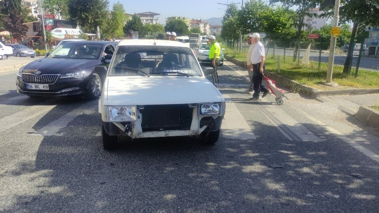 Bursa'da yaya geçidinden geçen motosiklete otomobil çarptı - Bursa Hayat Gazetesi-3