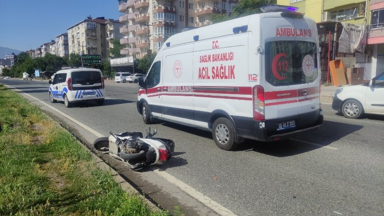 Bursa'da yaya geçidinden geçen motosiklete otomobil çarptı - Bursa Hayat Gazetesi-2