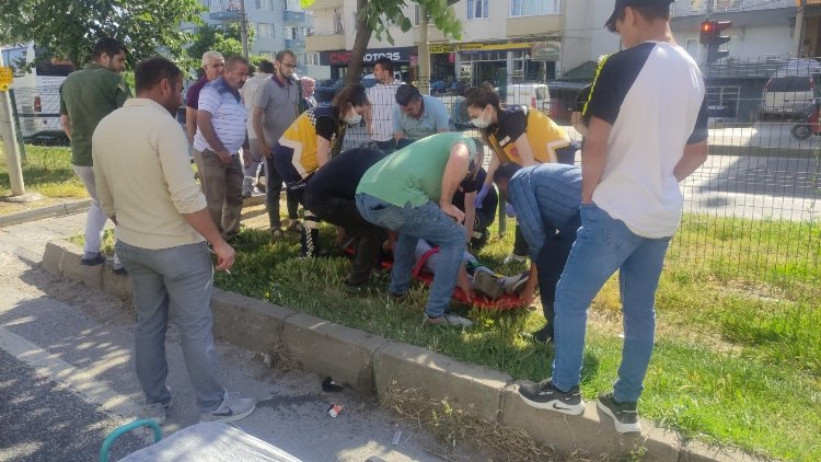 Bursa'da yaya geçidinden geçen motosiklete otomobil çarptı - Bursa Hayat Gazetesi-4