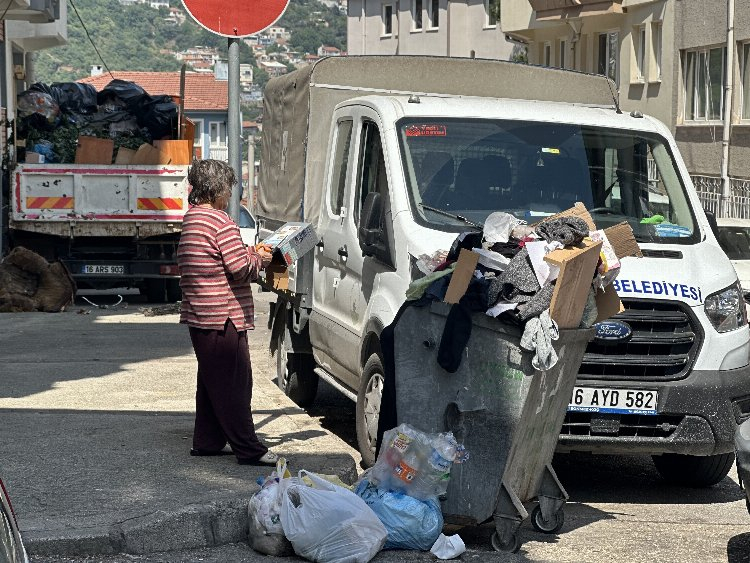 Bursa'da 5 dairesi bulunan kardeşlerin evinden 3 kamyon çöp çıktı - Bursa Hayat Gazetesi-