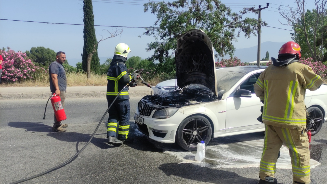 Bursa'da seyir halindeyken alev alan araçta maddi hasar - Bursa Hayat Gazetesi-2