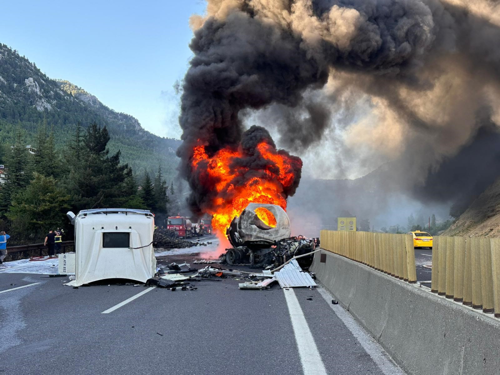 TIR alev alev yandı, yol trafiğe kapatıldı - Bursa Hayat Gazetesi-3