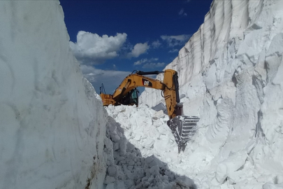 Hakkari'de 25 gündür süren kar çalışması