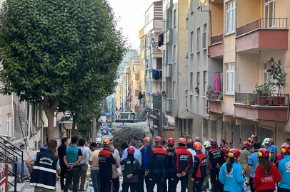 4 katlı bina kısmen çöktü: Enkaz altında kimse var mı?