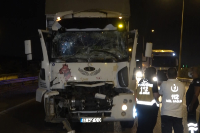 Bursa'da kamyonet kereste yüklü TIR'a çarptı