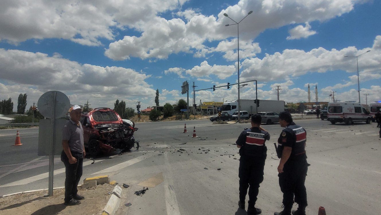 Araçların hurdaya döndüğü feci kazada 2 kişi yaralandı!-Bursa Hayat Gazetesi-3