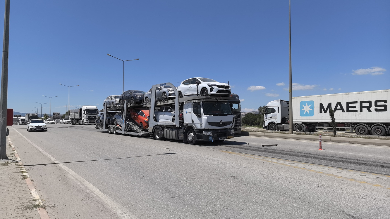 Bursa'da zincirleme kaza! Sıfır araç yüklü TIR kamyonete çarptı - Bursa Hayat Gazetesi-5