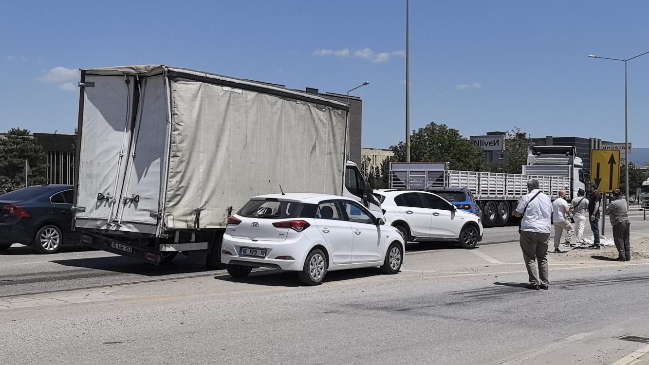 Bursa'da zincirleme kaza! Sıfır araç yüklü TIR kamyonete çarptı - Bursa Hayat Gazetesi-2