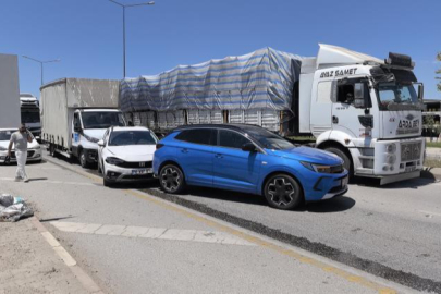 Bursa'da zincirleme kaza! Sıfır araç yüklü TIR kamyonete çarptı