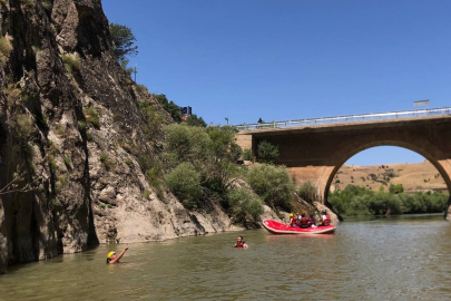 Karasu Nehri'nde rafting yaparak serinlediler