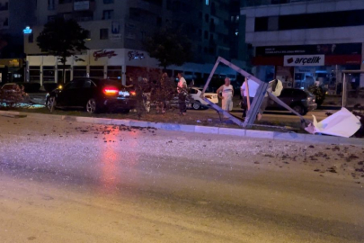 Bursa'da önce reklam panosuna sonra ağaca çarparak durabildi