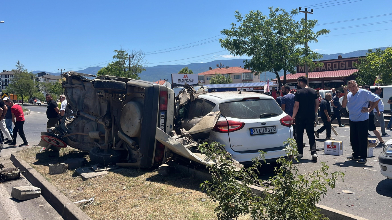 Bolu'da 4 araç kazaya karıştı: 2 can kaybı, 3 yaralı!-Bursa Hayat Gazetesi-2