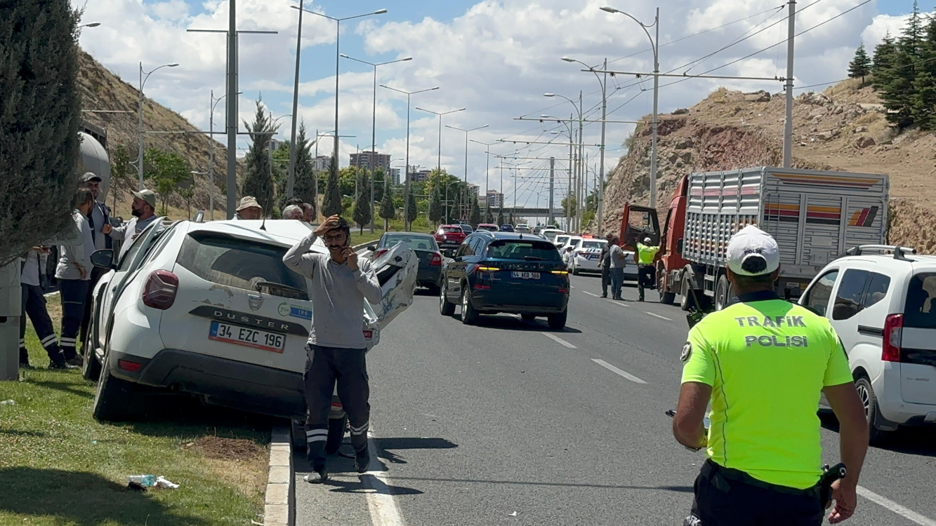 Hafif ticari araç TIR'ın altına girdi: 2 yaralı-Bursa Hayat Gazetesi-2