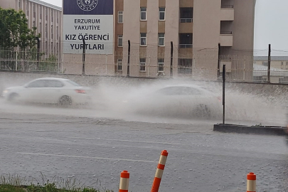 Erzurum’da sağanak yağış etkisi! Ev ve iş yerlerini su bastı
